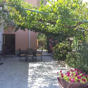 Familija Tariba 2* Supetarska Draga